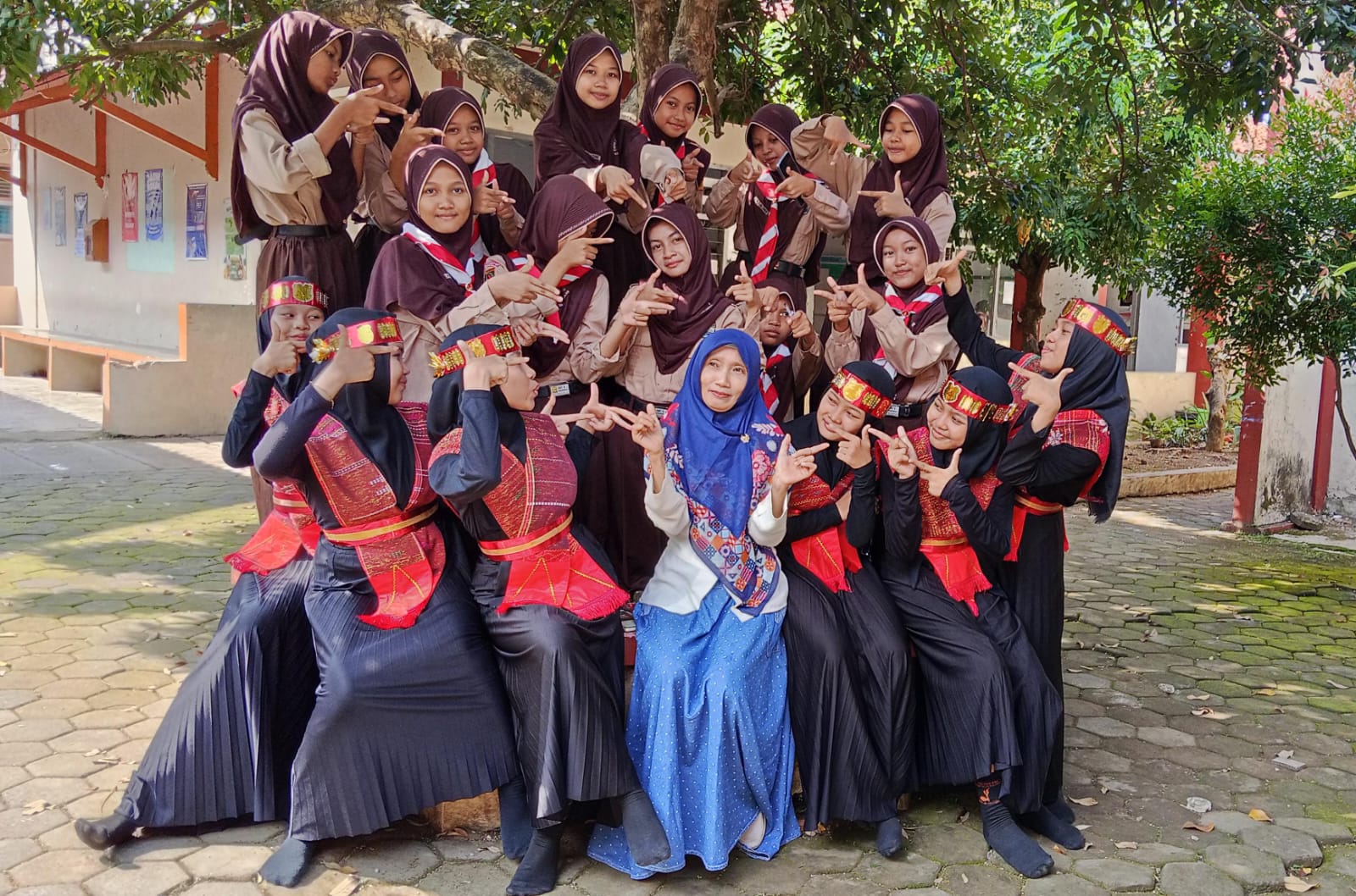 Gambar 3 - Tari